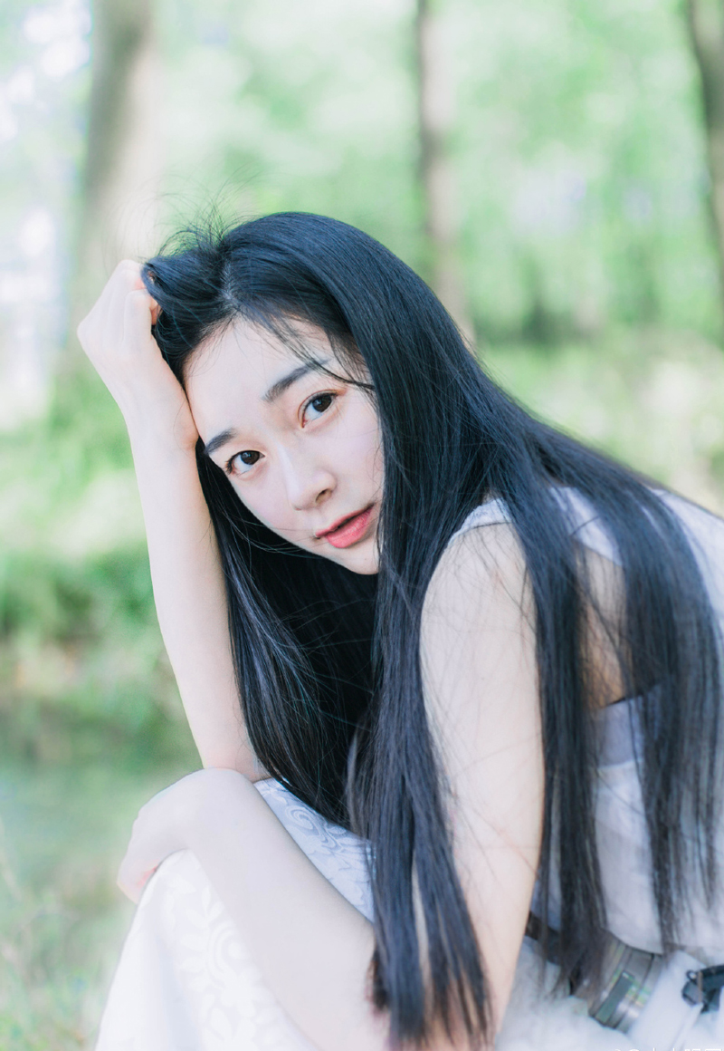 “血腥味儿~”虎卫统领抬头，冷冷的看向前方，沙哑的声音里，带着一股对鲜血的狂热，山道上空无一人，远处已经能够看到的军营也是冷清清一片，看不出有丝毫人烟。